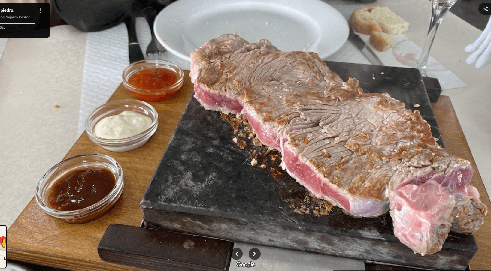 Naco en la Piedra: ¡Tu Plato, Tu Momento! ¿Buscas una experiencia culinaria única y personalizada? Descubre el Naco en la Piedra, la forma más emocionante y deliciosa de disfrutar de la mejor carne. Imagina esto: un jugoso y tierno corte de ternera de primera calidad llega a tu mesa junto a una piedra volcánica ardiente. ¡La cocina empieza contigo! Tú decides el punto exacto de tu carne, cocinando cada bocado a la perfección, a tu gusto.