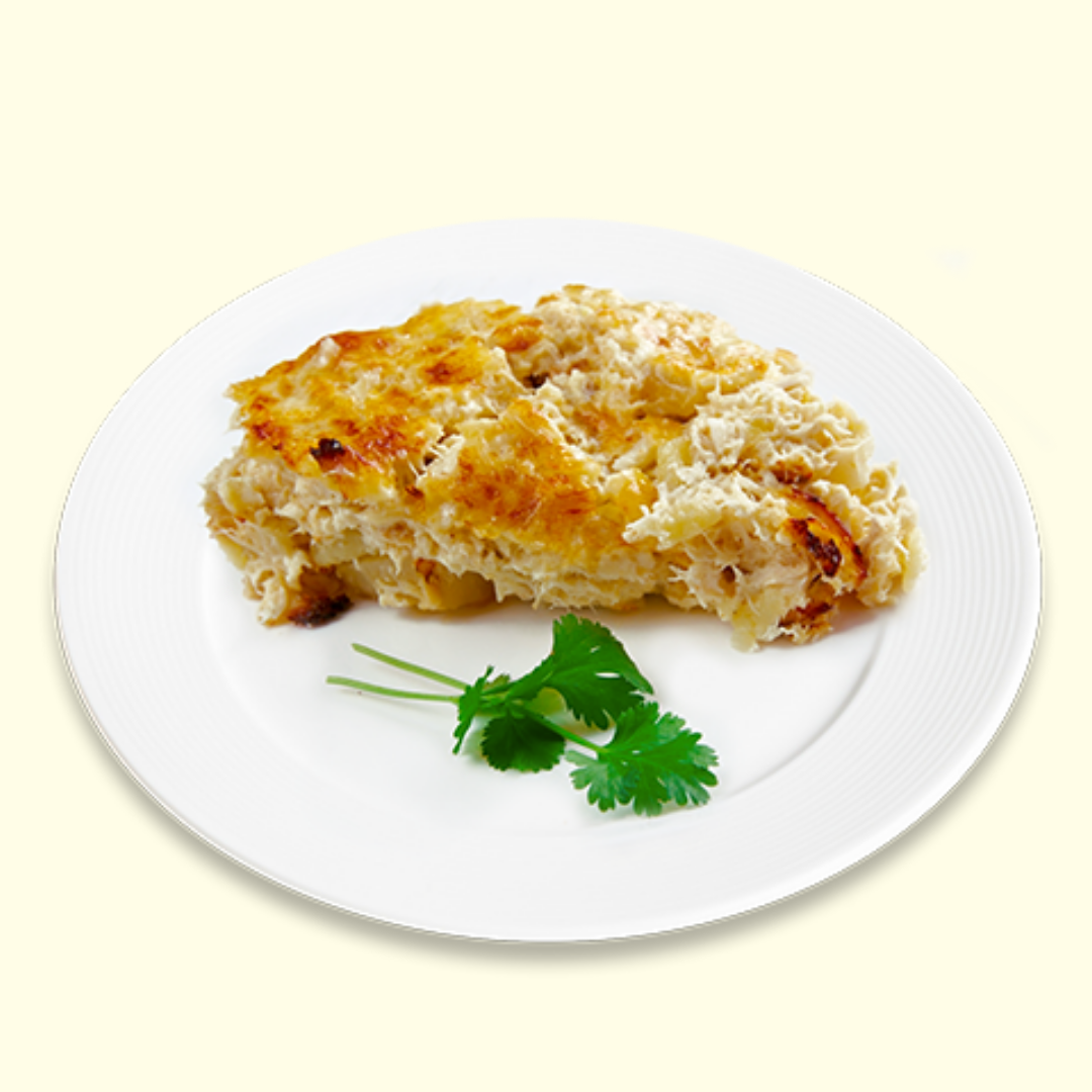 Descubre el Bacalhau com Natas, un plato portugués reconfortante y lleno de sabor. Suaves lascas de bacalao se combinan con patatas fritas crujientes, cebolla dulce y tierna, todo ello cubierto por una cremosa salsa de nata y gratinado hasta obtener un dorado irresistible. ¡Una delicia que te encantará!