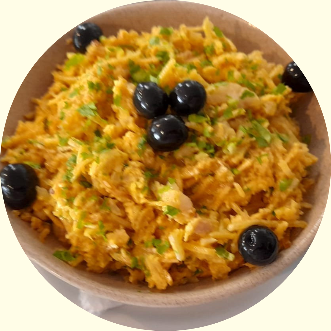 **Bacalhau à Brás** Un plato tradicional portugués preparado con bacalao desmenuzado, patatas fritas en tiras y huevo revuelto, todo mezclado con cebolla y especias. Suele servirse con aceitunas negras y perejil fresco. ¡Una combinación deliciosa y reconfortante!