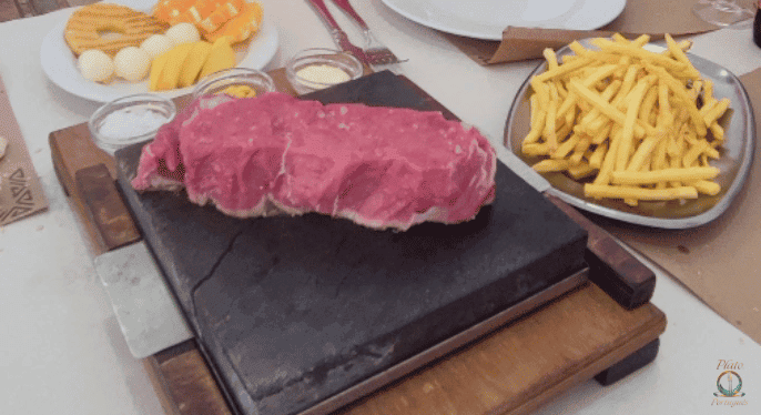 Naco en la Piedra: Experiencia única. Carne de ternera jugosa en piedra volcánica ardiente. ¡Tú decides el punto perfecto!